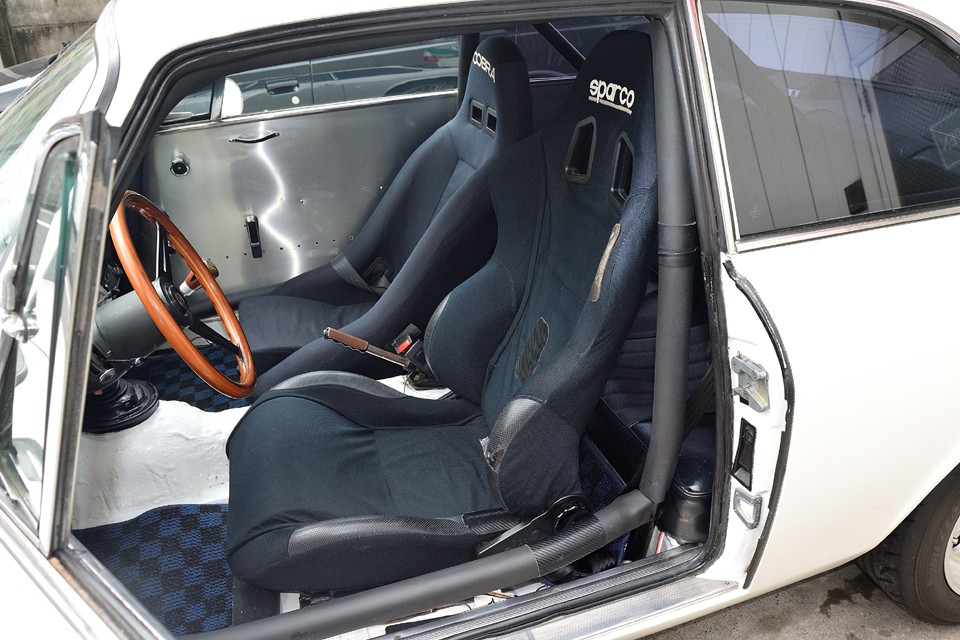 シートは前席2席はバケットシート。助手席は小振りなCOBRAシートで運転席はガチのSPARCOシート！決してキレイではないのですが、年季の入った感じがむしろ「ツワモノ感」を醸し出しているのではないかと。