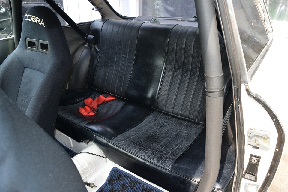 現在、車検証上の登録は乗車定員2名となっておりますので、実質は荷物置き場となりますが、オリジナルのリアシートは破れ等の酷い劣化は見受けられません。