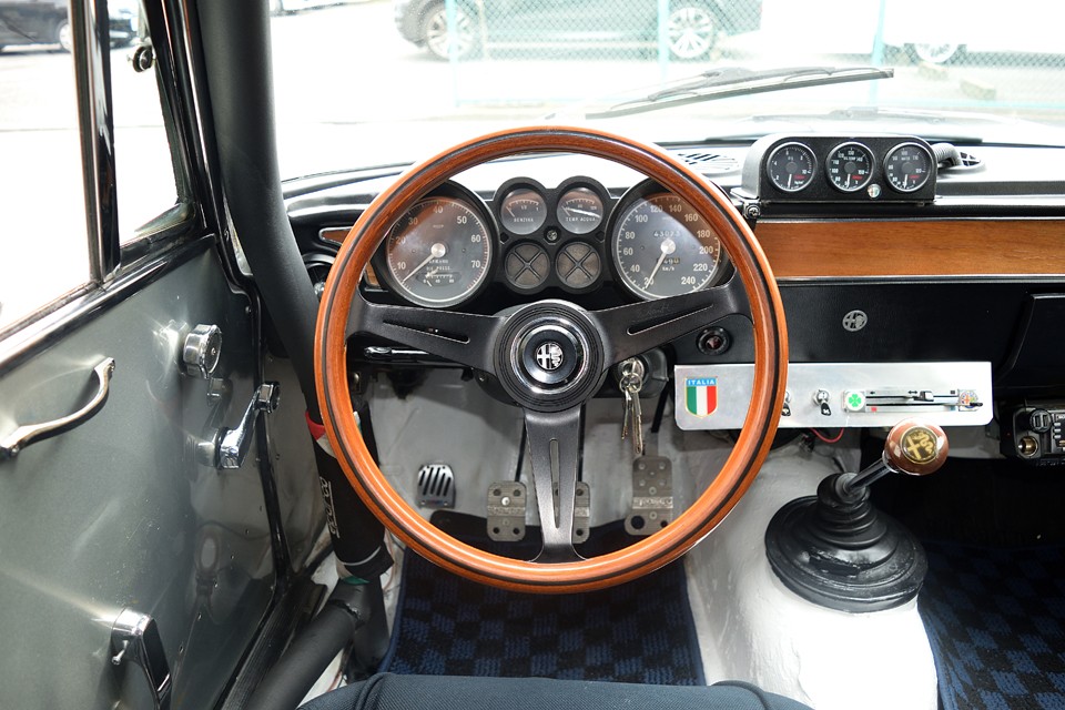 ドライバーに向けられたメーター、シフトがその気にさせますね。レーシーな雰囲気ながらもセンス良くまとめられたインテリアは普段使いも問題なし！