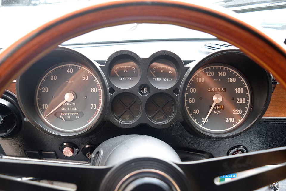 実走行43,000km。車検証の備考欄を見ると過去6年間で走行2,000kmほど。仕上げに掛かった期間もあったのかと思いますが、確かに普段乗りというより「ココ一番！」のクルマですからね。