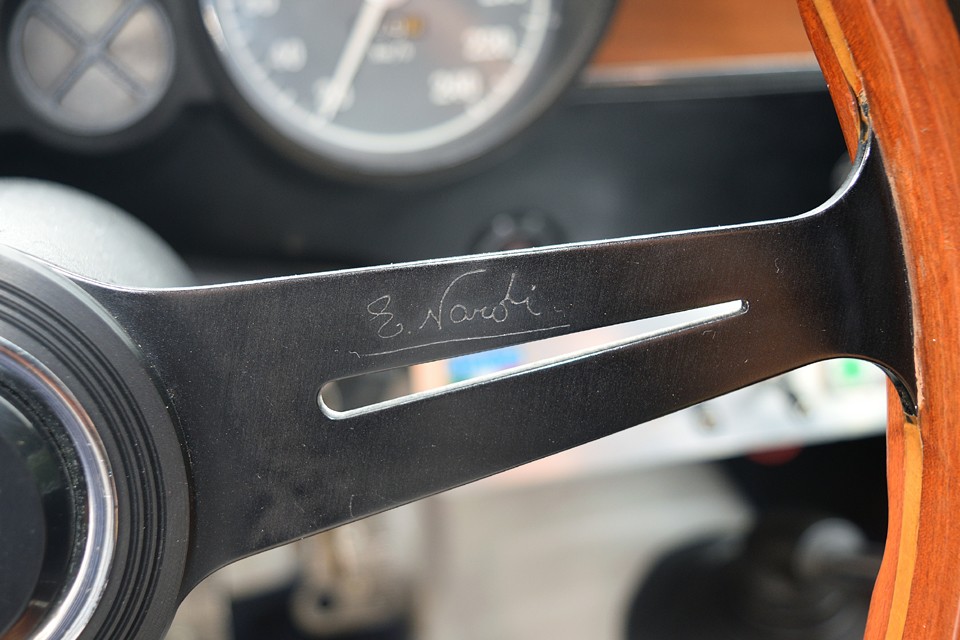 ステアリングはオリジナルもウッドですが、スポークにホーンボタンの無いナルディのウッドに換装されています。