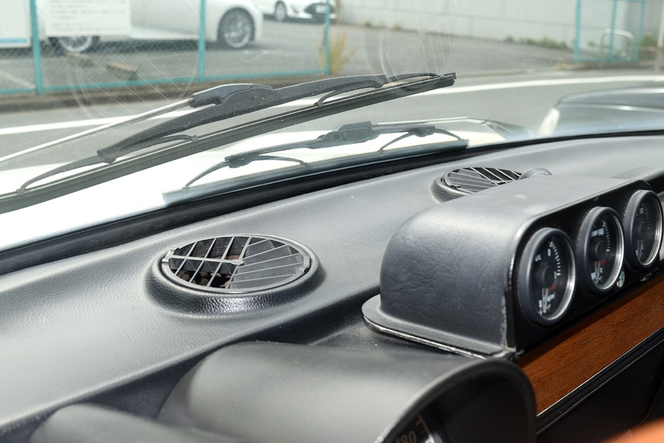 ダッシュ上面には良くあるヒビや割れもなくスッキリとした状態。ヒビがあるとガラスに写って気になること、気になること（苦笑）