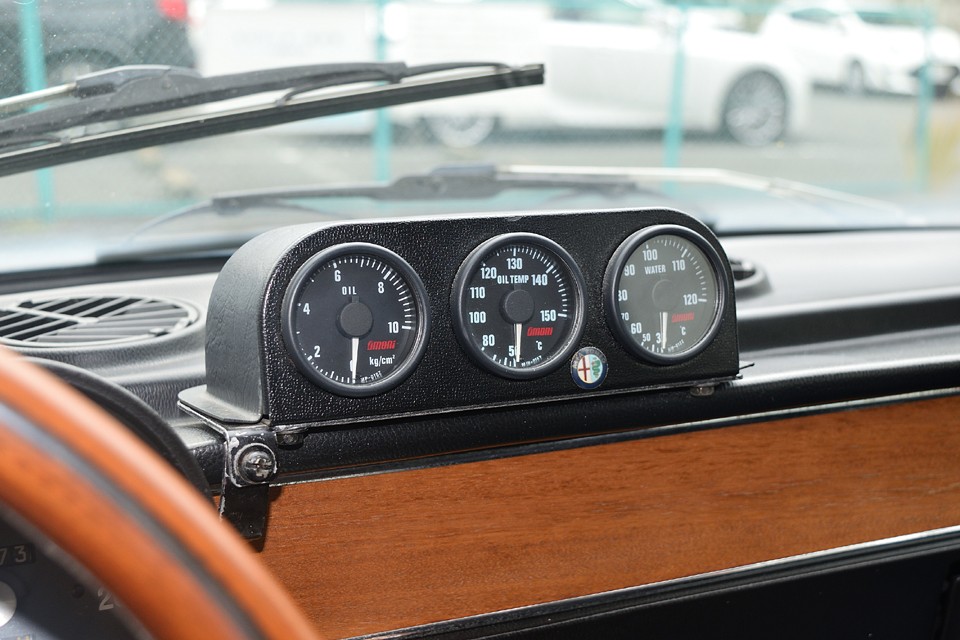 ダッシュ中央には後付けの油圧計、油温計、水温計の3連メーターを設置。純正メーターにも油圧計、水温計はありますが、そちらはキャンセルされ、より精度のあるこちらのメーターに置き換え済。