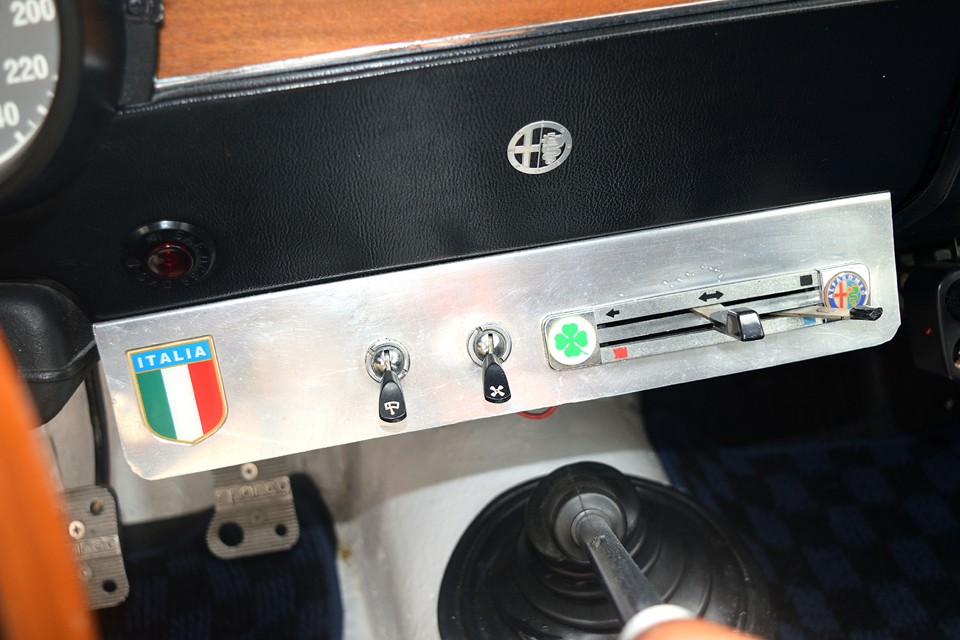 センターには操作系がまとめられたアルミパネルが設置され、より操作しやすくレーシーな雰囲気に！