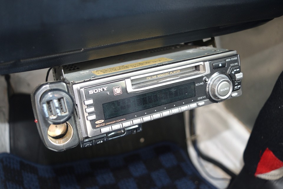 これだけレーシーな仕上げとは言え、やはり普段乗りをするためには各種装備は欠かせないのです。古いですがオーディオ、ETC、増設シガーソケットを装備。オーディオは換装も容易ですので、ご希望ありましたらお申し付けくださいませ。
