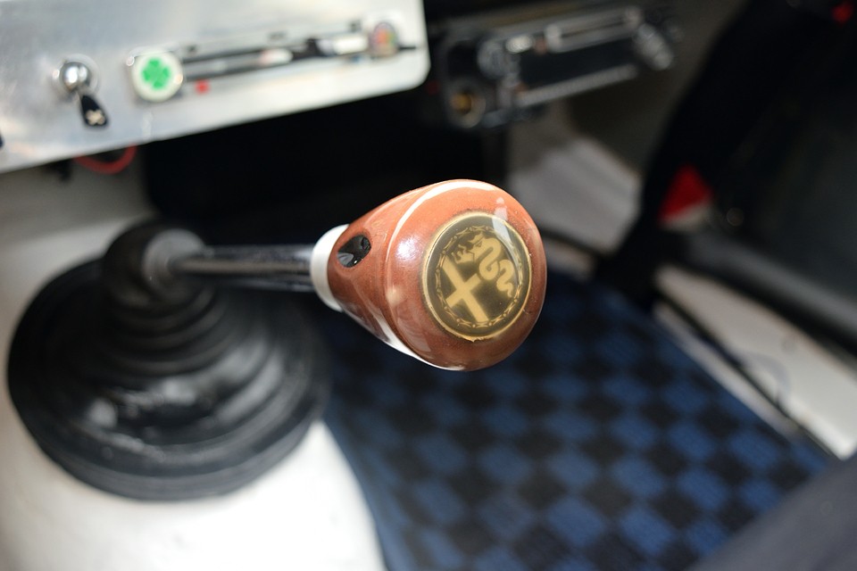 アルファの特徴のシフトレバー。フロア前部から手元方向へ、かなり斜めに設置されています。初めは違和感を感じますが、シートに座って操作してみると、ちょうど力の入れやすい角度だということが分かります。