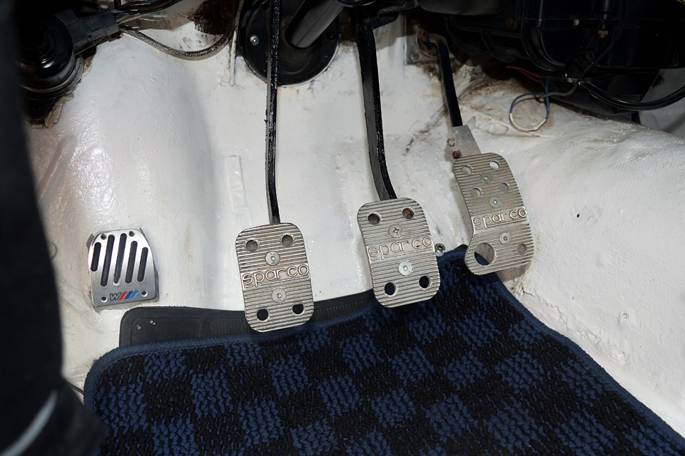 ペダルもSPARCOに換装済。アクセルペダルはノーマルよりも手前の位置に調整されているようで、素早い操作もしやすい状態です。