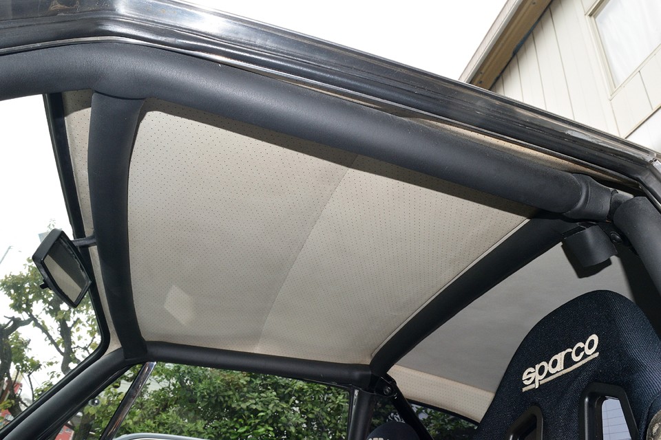 オリジナルのパンチングビニールレザーの天張りは比較的良い状態です。頭上を囲むロールバーは視界を妨げないようキッチリと設置されています。