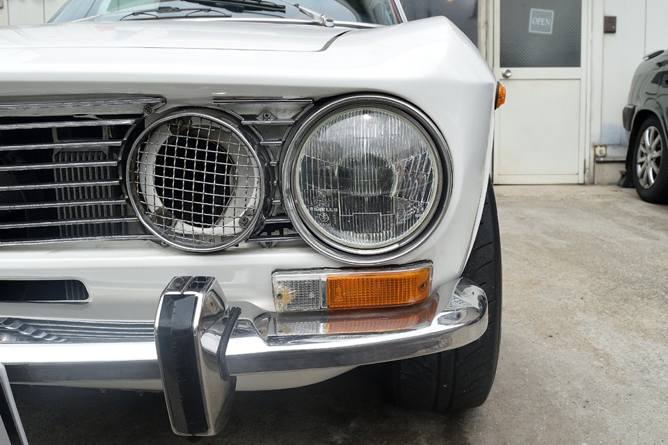 人間の眼と同じように目ジカラを感じるGTVのヘッドライト。内側2灯をアミアミにするのって、考えたらとても理にかなってますね。