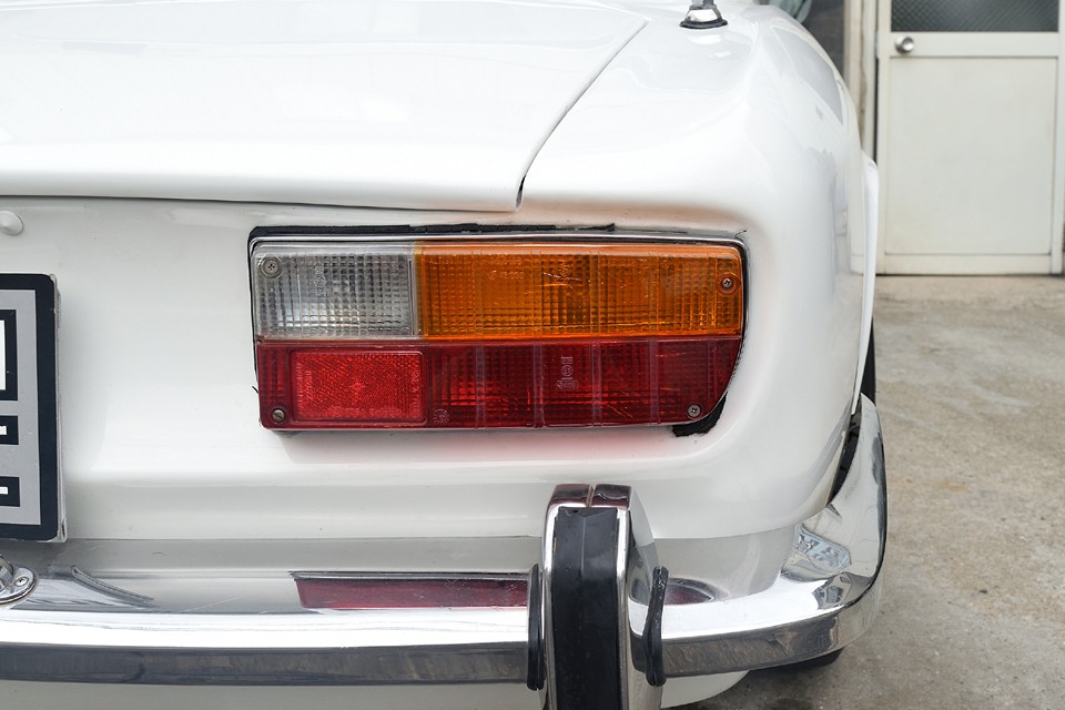 リアレンズは色褪せは無いものの、よく見ると細かなクラックもあり劣化を感じます。欠けはないので機能的には問題ありません。