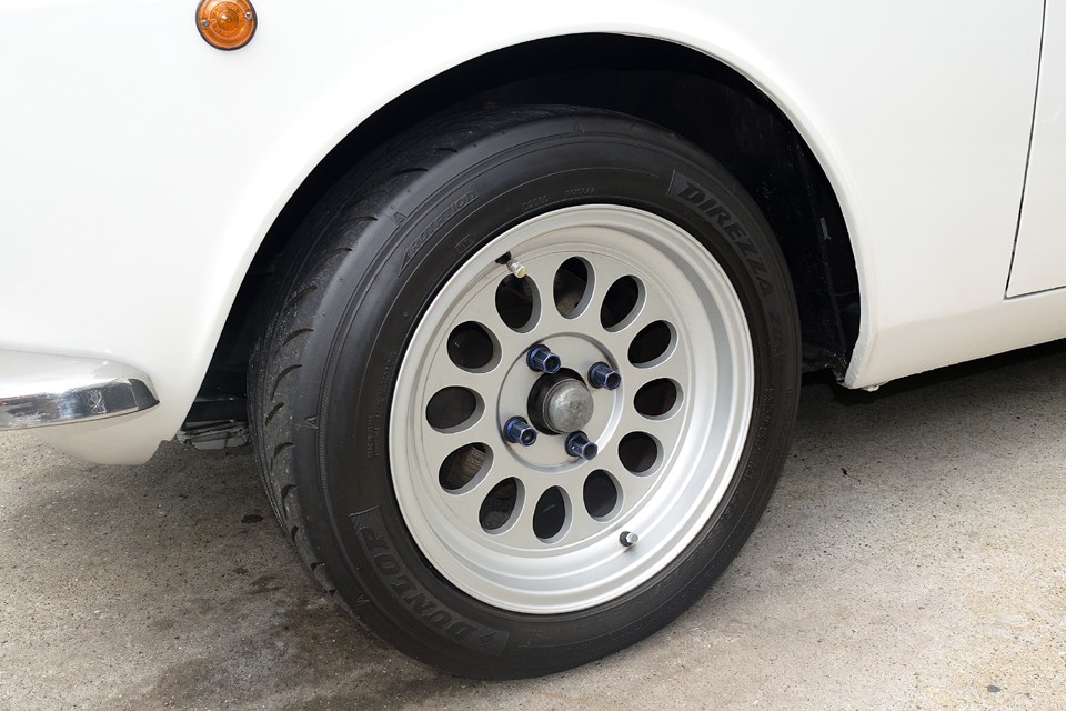 ノーマルの14インチから15インチにインチアップされたアルミホイール。4本ともに目立つガリキズは見受けられません。JWLマーク入りですので車検も問題無し。