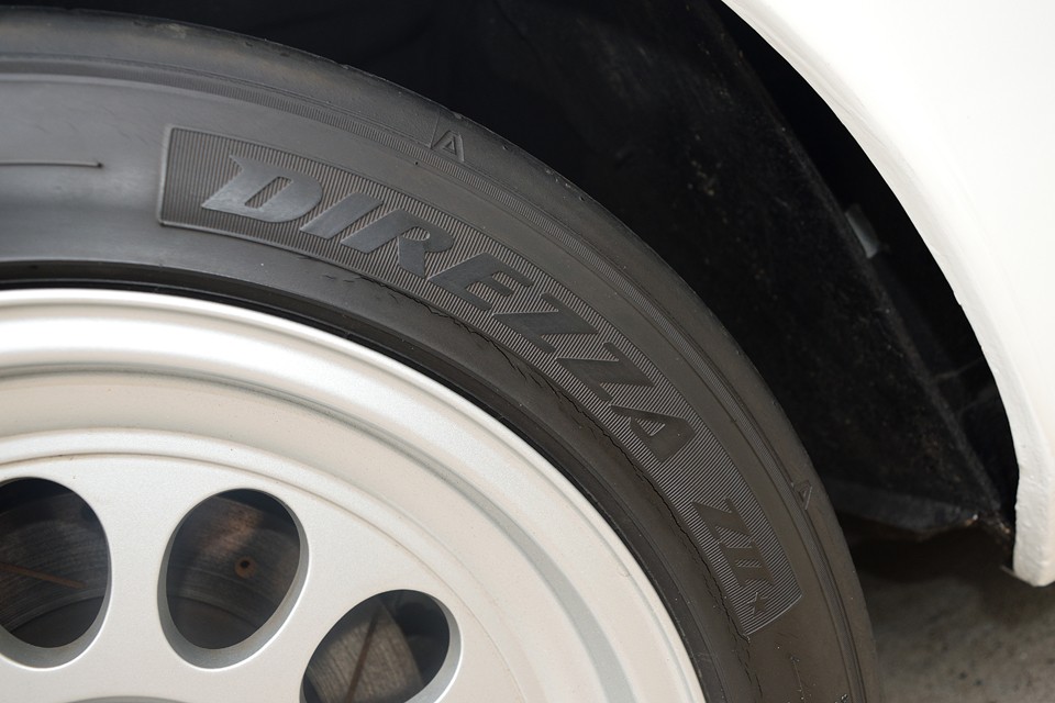 現在タイヤはDIREZZA ZⅡを装着。山は十分ありますが少しヒビが見受けられます。しばらくは大丈夫だと思いますが、出来ればお早目の交換をおススメします。