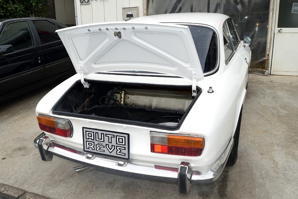 尻下がりの流麗なボディスタイルのせいでトランクスペースは浅く狭めです。日常使用でしたら十分だと思いますが、少し大きなものになると難しいでしょうか。