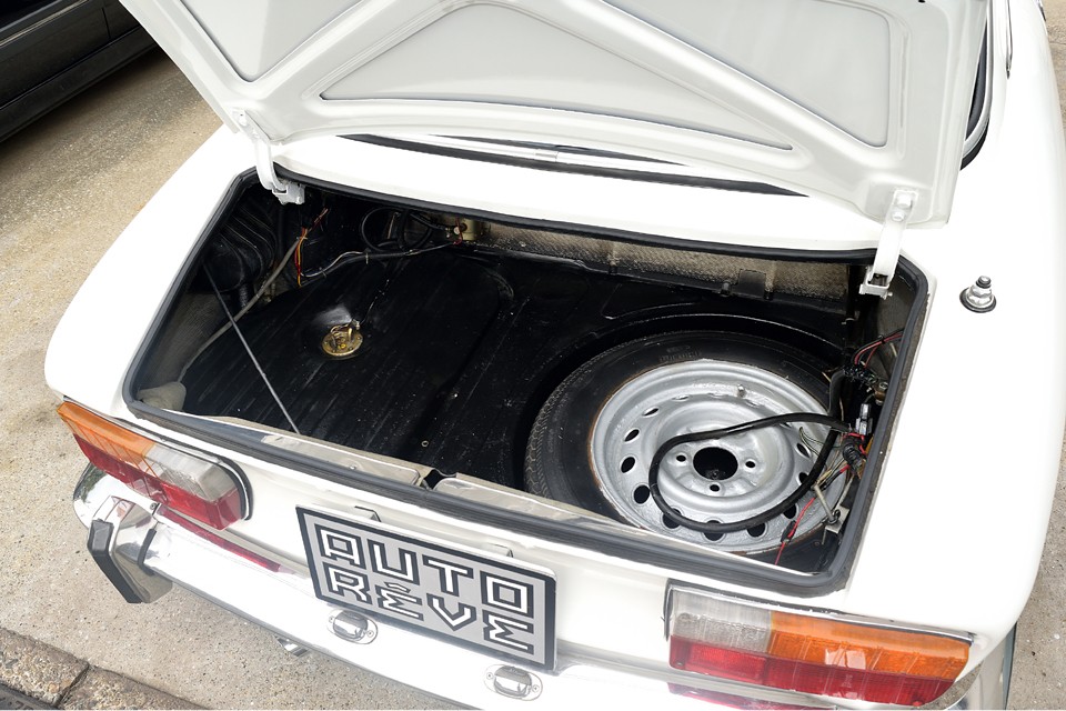 思った以上に浅めのトランクスペースです。まぁ、このクルマにタップリと荷物を積むことも無いとは思いますが・・・。