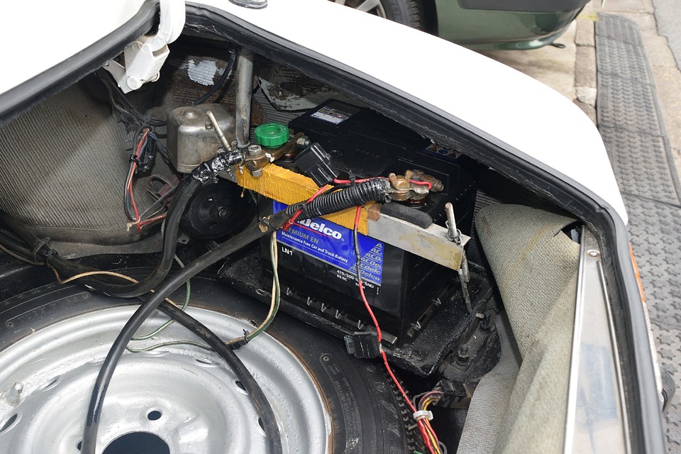 バッテリーはフロントエンジンルームからリアトランクへの移設されています。重量バランスを考えればやはりこうするのが良いですからね。