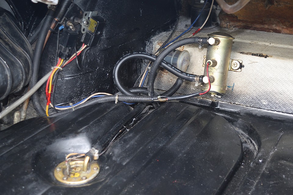 安心安定の電磁ポンプを設置済。レーシーな仕様のためと言うより、旧車にはもはや定番のアイテム。始動性が格段に違います。