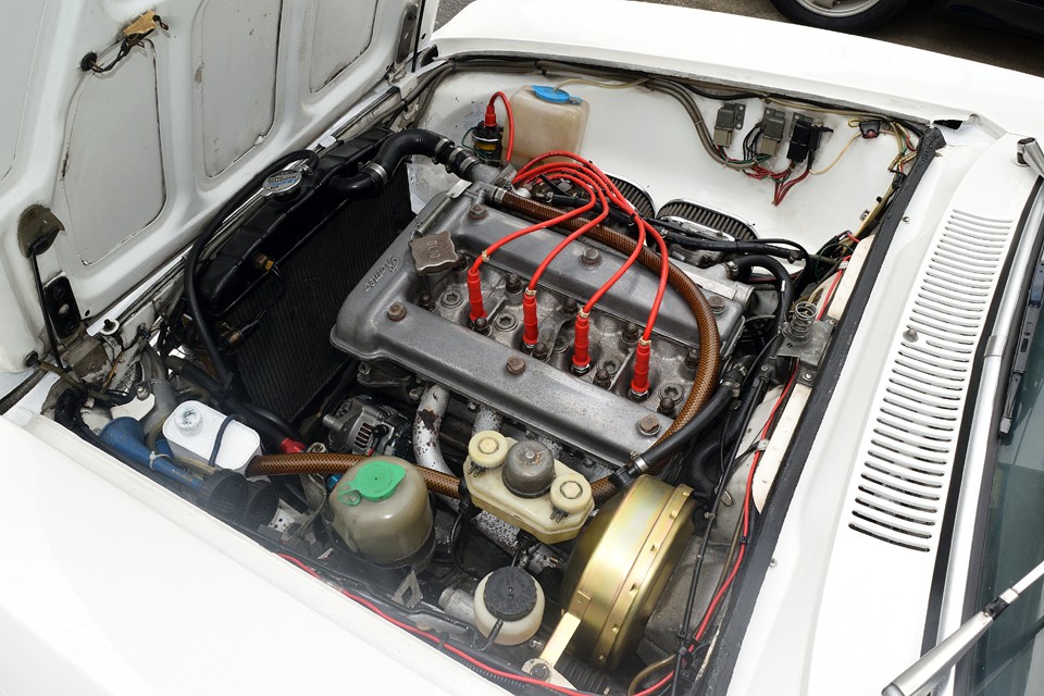 水冷直列4気筒DOHC8valve、1962cc、133ps/5500 rpm、18.6 kg-m/3000rpmがカタログスペック。今となっては平凡なスペックに思えますが、数値では測れないアルファのエンジンの気持ち良さを一度体験したら、そりゃもう病み付きにになること間違いなし？！