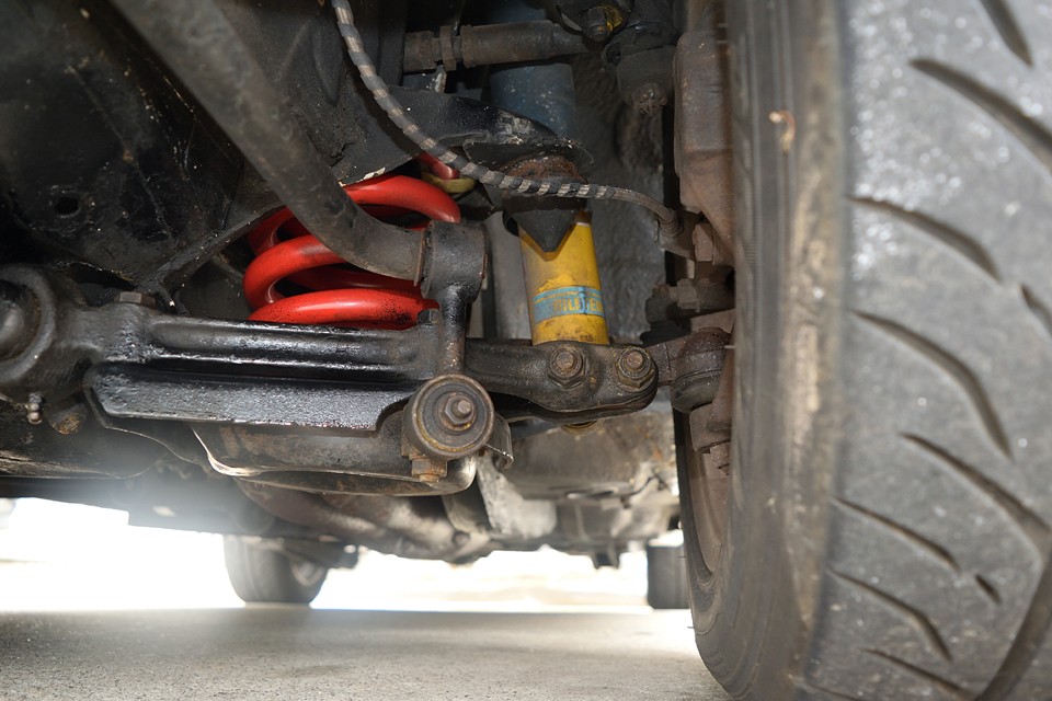 サスペンションはご覧のビルシュタインと極太のアイバッハ？に換装され、しっかりとした足回りに！かなりパワーのある個体ですので、これは安心！