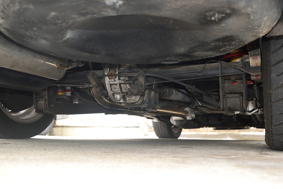 リア下回り。未洗浄なので少し汚れはありますが、サビや腐食が無いのがお分かりいただけると思います。
