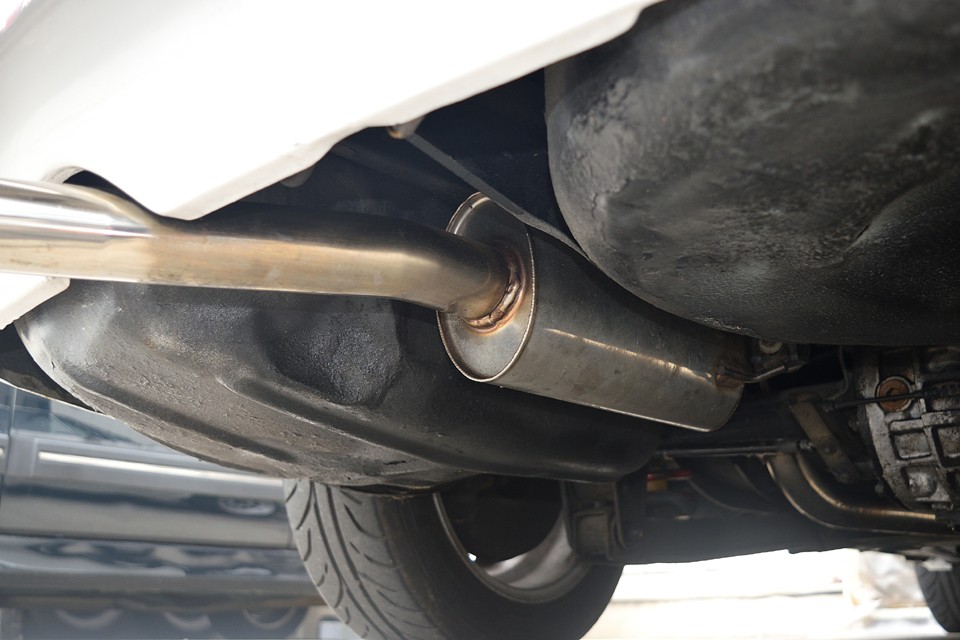 エンドマフラーは比較的新しいステンレス製のものを装着。これがまた、途轍もない良いサウンド！フェラーリやマセラティとも違う独特のアルファサウンドを奏でます。