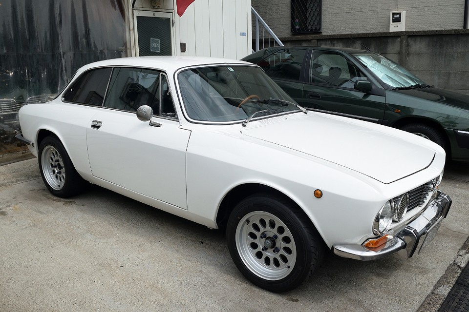 ベルトーネによる美しいボディフォルムはそのままに、より走りを楽しむためにファインチューニングされた2000GTV・・・。