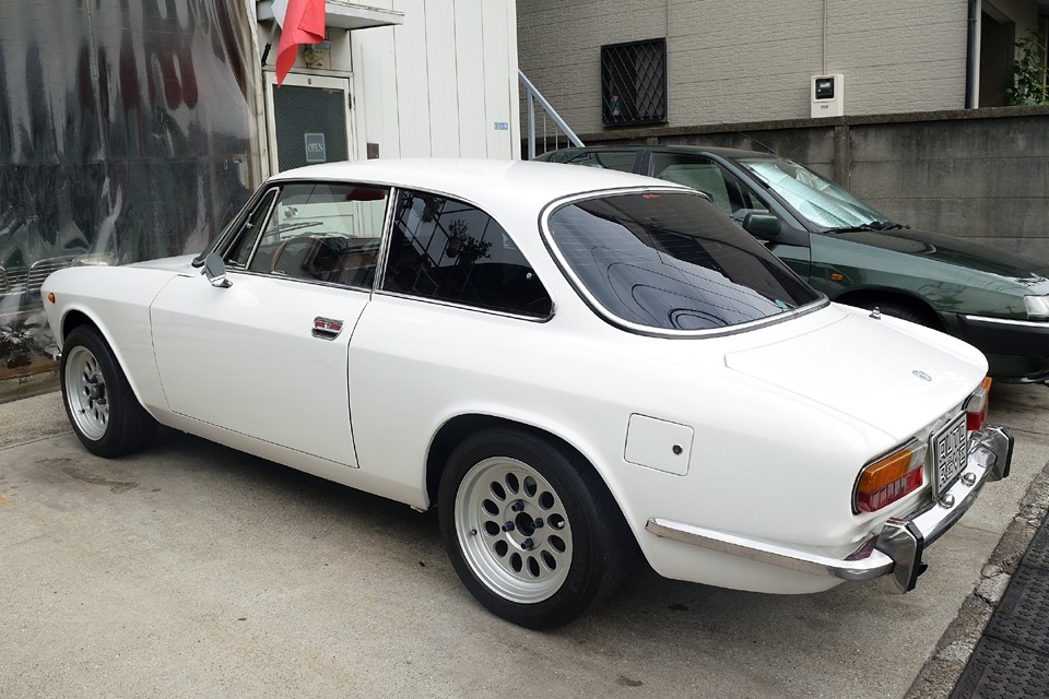 もちろんオリジナルの美しさも魅力的ですが、アルファロメオはやはり走ってナンボ！むしろこんなストラダーレ的な仕様がよりアルファらしいと言えるのかも・・・。