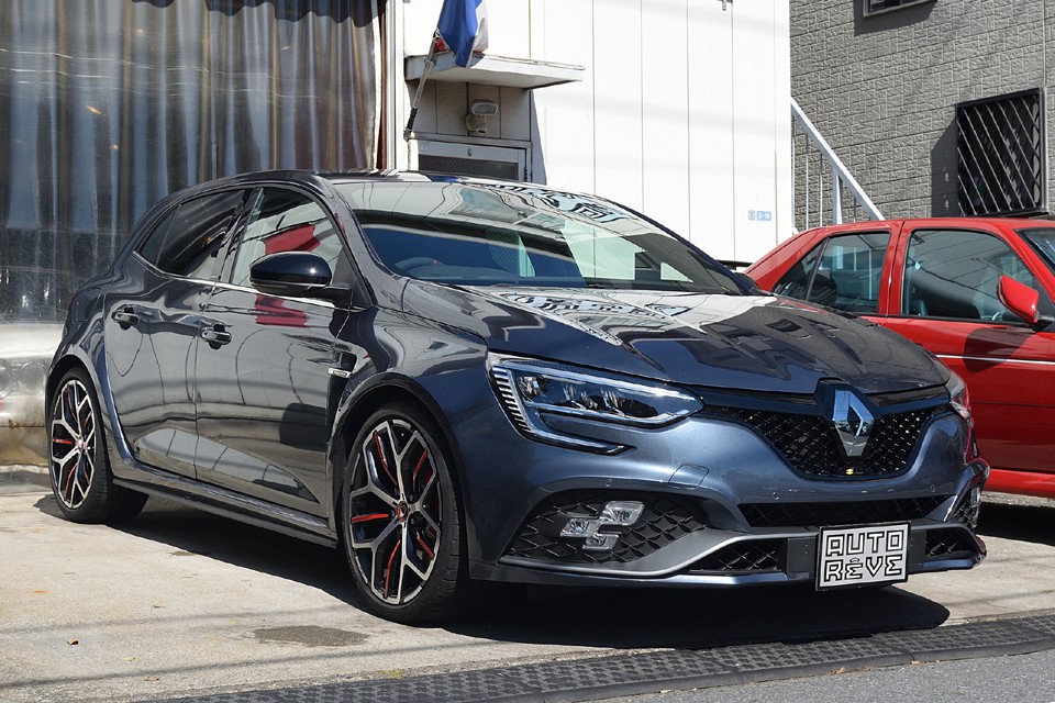 何と1,800ccエンジンで300ps/6000rpmを発生する過激さながら、そんなパワーを難なく受け止めるボディ剛性のおかげか、ドライブフィールは意外なほどイージー！それってとってもやばいヤツってこと？！