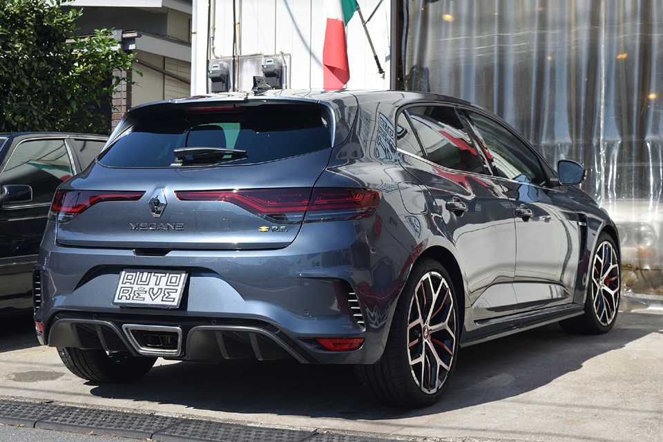 確かにこのリアフォルムは只者ではない感タップリ！見た目だけで後続車は戦意喪失？！