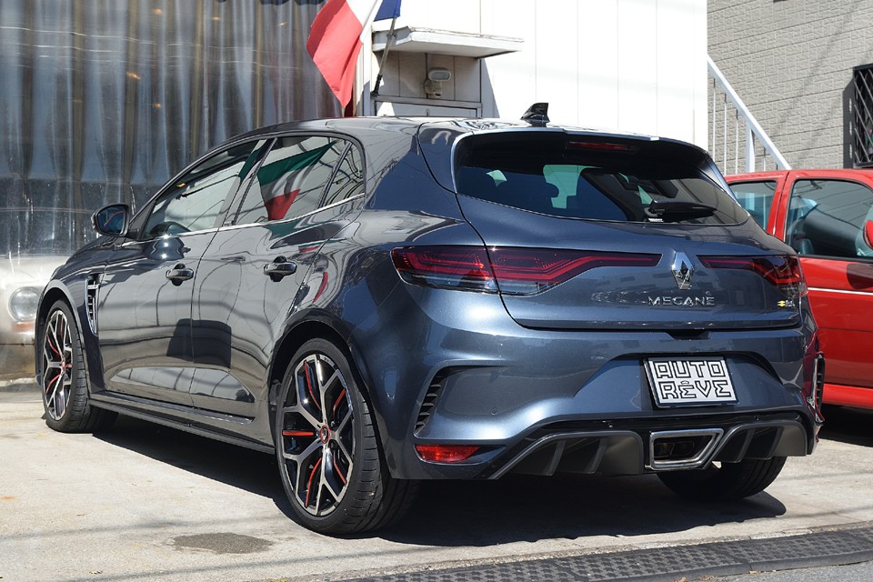 そんな過激なモデルをMTで操れるってもはや希少！しかも走行たったの1,500km。新車とほとんど変わらない状態のものを直ぐにお乗りいただけます。