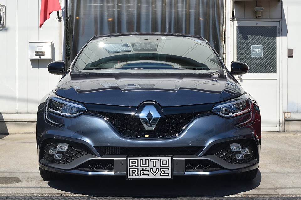 リアフォルム同様、ど迫力のフロントマスク！これだけの戦闘力がありながらも、どっかの国のクルマみたいに「怒った表情」に見せないところは、デザイン力の違いなんでしょうね。