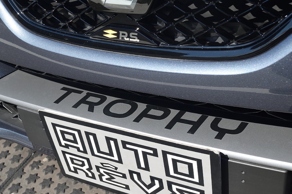 ベース車からは専用アルミ、RECAROシート、トルセンLSD、鋳鉄製ベンチレーテッドディスク等、価格差以上の装備を与えられた