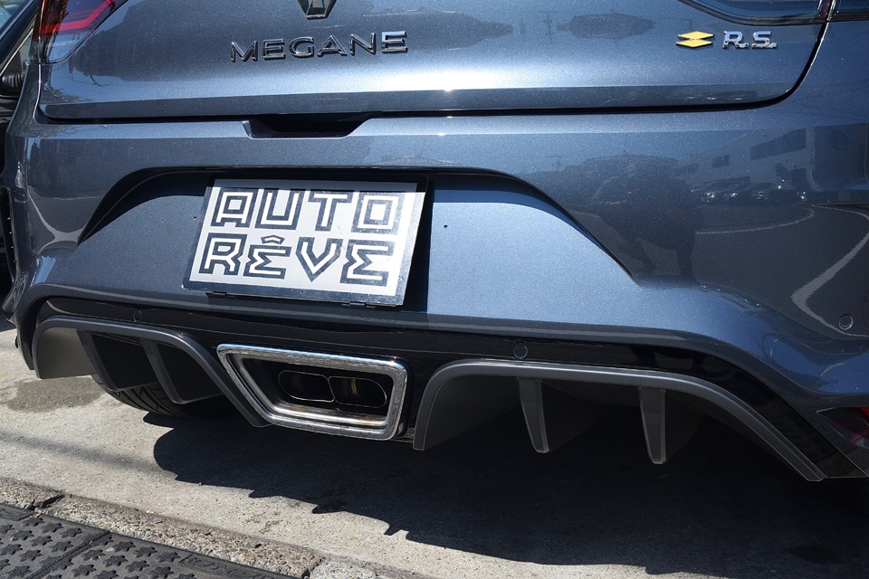 F1を始めとするレースの世界ではもはや当たり前のリアディフューザー。もちろん巷に溢れる「ナンチャッテ」仕様ではなく、ルノースポールがチューニングした、まんまレーシングカーのそれ。