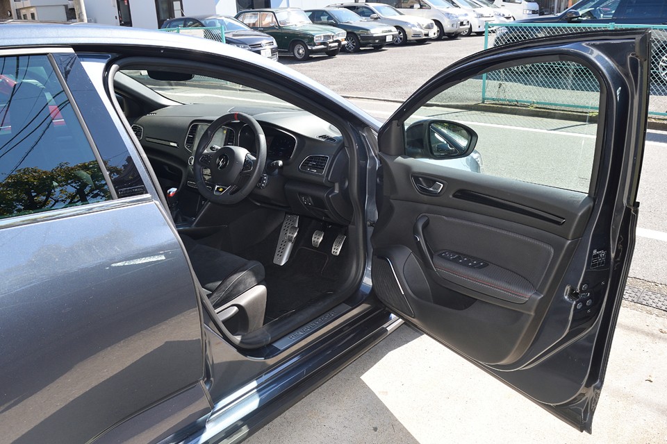 そんなホットハッチのインテリアはどんな感じ？興味の湧くところですね、それではじっくりご覧くださいませ。