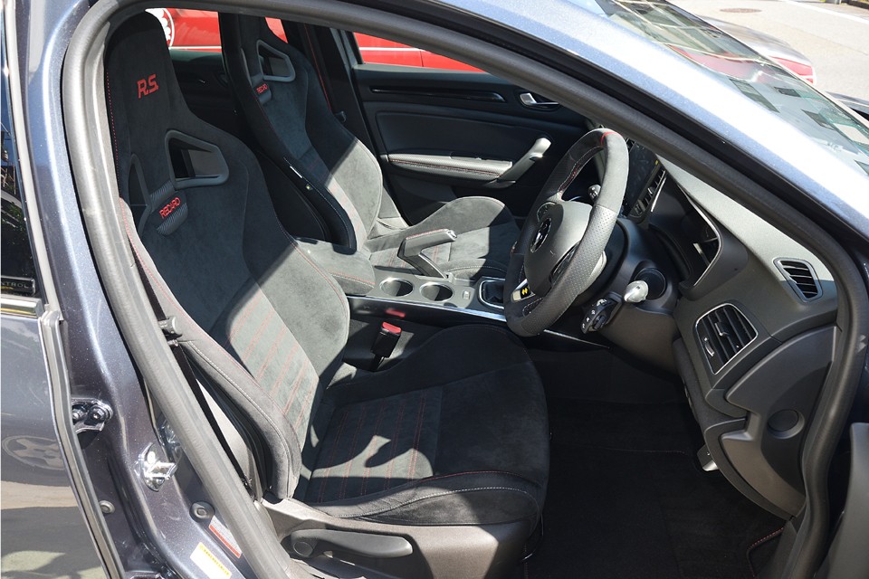 そして目を引くのが真っ赤なR.S.のロゴがステッチされた、TROPHY専用のRECARO製バケットシート。全面アルカンターラでレーシングカーを彷彿とさせる造りはさすがRECARO！