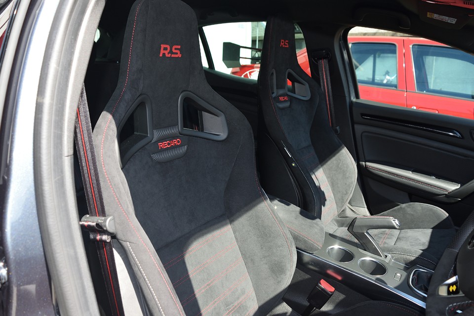 サーキット走行のための4点式シートベルトを想定したシート。レースシーンで本領発揮するTROPHYならではの装備！