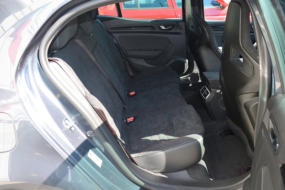 リアシートはご使用にならなかったそうなので、新車時そのもの。