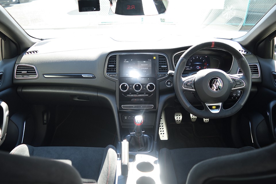 走りのモデルだけに、ゴチャゴチャせずシンプルにまとめられたインパネが好感持てます。センタートンネルが太いのでサイドブレーキ、ドリンクホルダー周りもスッキリ！