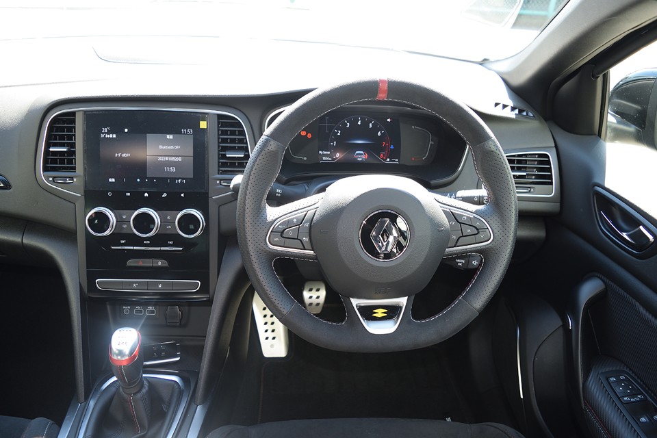 純正ステアリングですが、トップマーカーがあるところが、R.S.の性格を物語っていますね。