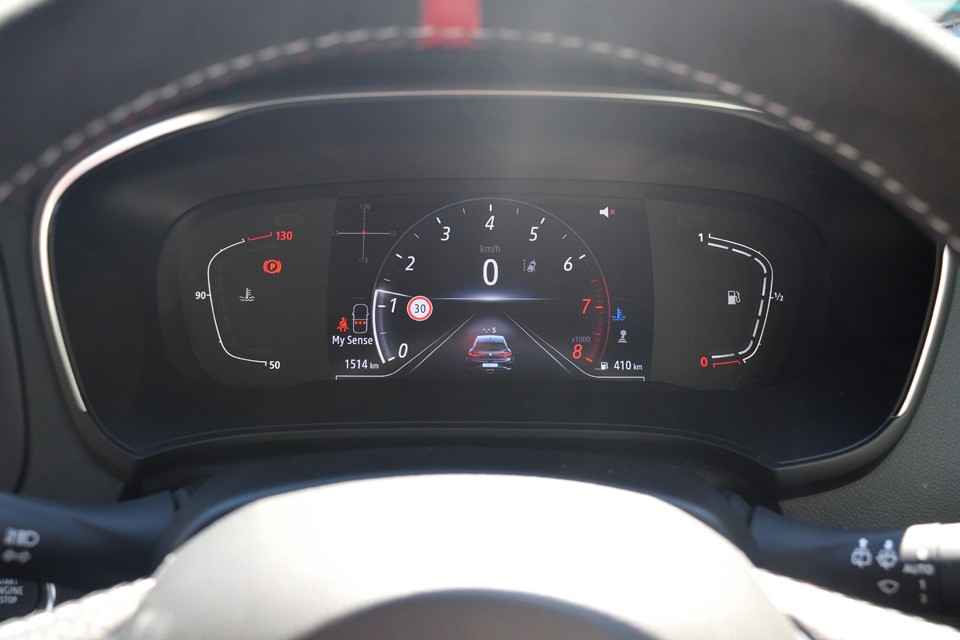 実走行1,514km。タコメーターを中心に、視認性良くレイアウトされたメーター。エンジンパワー表示、加給圧表示、加速度表示等、様々な情報の表示が可能です。