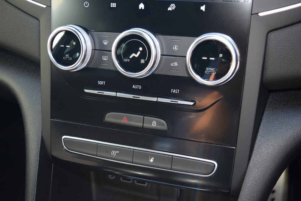 シンプルで機能的にデザインされたセンターパネル。3連ダイヤル下の見慣れない”SOFT・AUTO・FAST”ボタンはサスペンションの設定ではありません。オートエアコンの効き方を調整するものです。