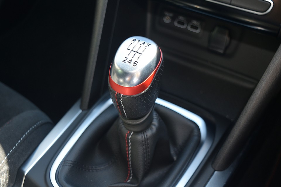 剛性感のあるしっかりした手応えを感じると同時に、短いシフトストロークでコクン、コクンと小気味良く操作出来る素晴らしいシフトフィール！これは楽しい！