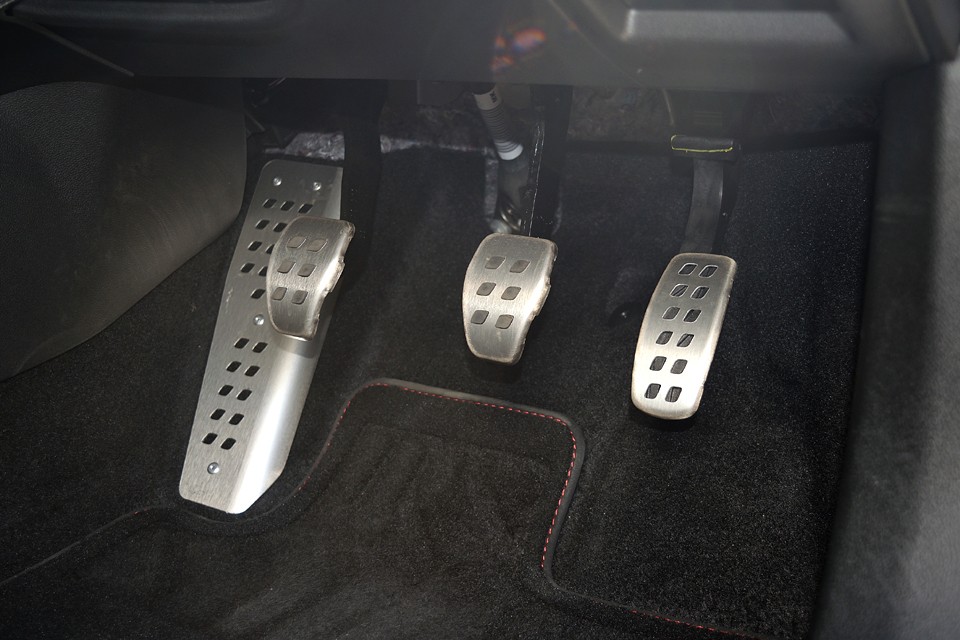 もはや少数派の3ペダル・・・巷に多いEDC（電子制御AT）もかなり進化してはいますが、やはりドライバーの意思とクルマとの間に何も介在しないMTのダイレクト感は楽しいのです！