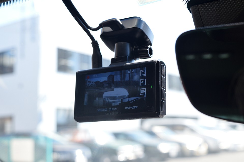 カロッツェリア製の前後2カメラドライブレコーダー「VREC-DH300D」を装備。最大128GBのSDカード対応なので、長時間の記録が可能！