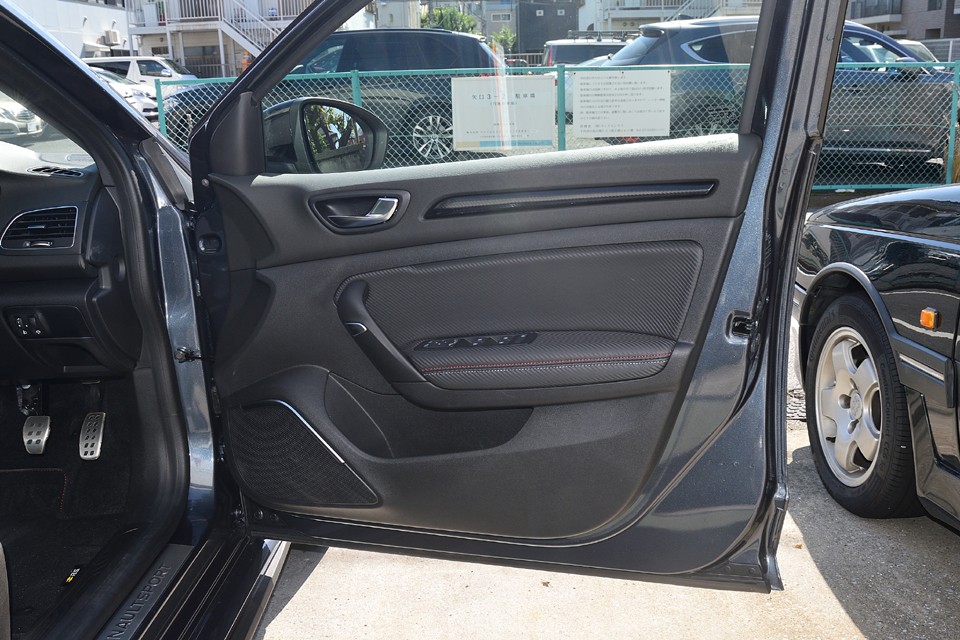 Ｆドア内張り。ペコペコする内張のクルマも多いですが、しっかりとした剛性感はこの内張からも感じます。