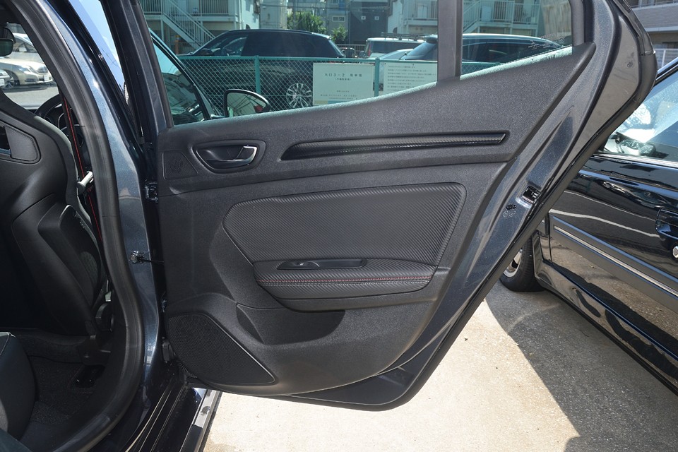 Ｒドア内張。このドア内張を含め、インテリア全体にわたって気になるキズや汚れは見受けられません。