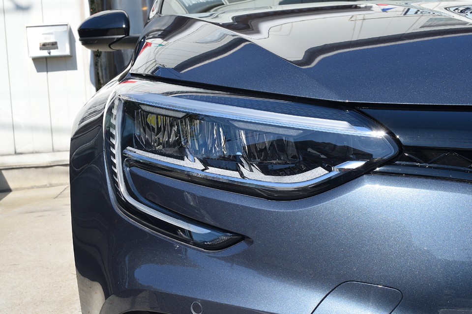 非常に凝った造形のヘッドライトユニット。前述の通り、特徴的でありながら「怒り」や「威圧感」のない端正な印象のデザイン！これは秀逸！