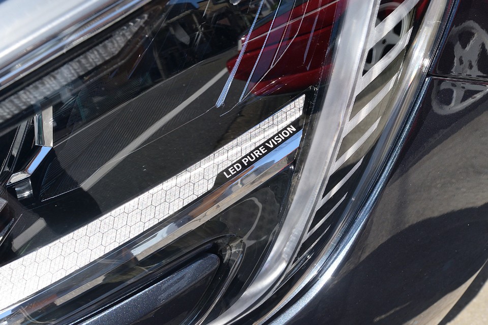 ヘッドライトは「LED PURE VISION」と呼ばれる、非常に明るく視認性の良いLEDを装備！