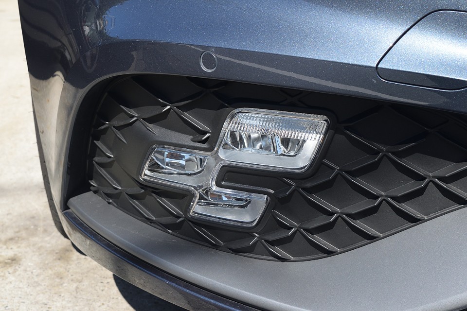 ルノースポールのアイコンにもなっている3連スクエア型のスモールランプはセンスを感じますね。