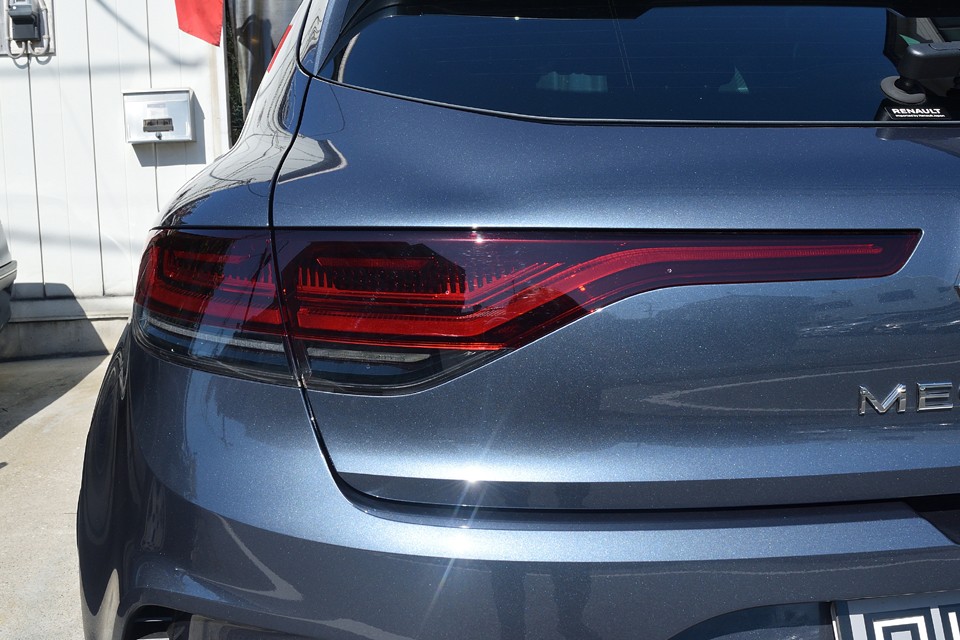 ほとんど左右がくっ付いてしまいそうなくらい伸びたテールレンズ。そのせいで有りがちな形状も印象的に！