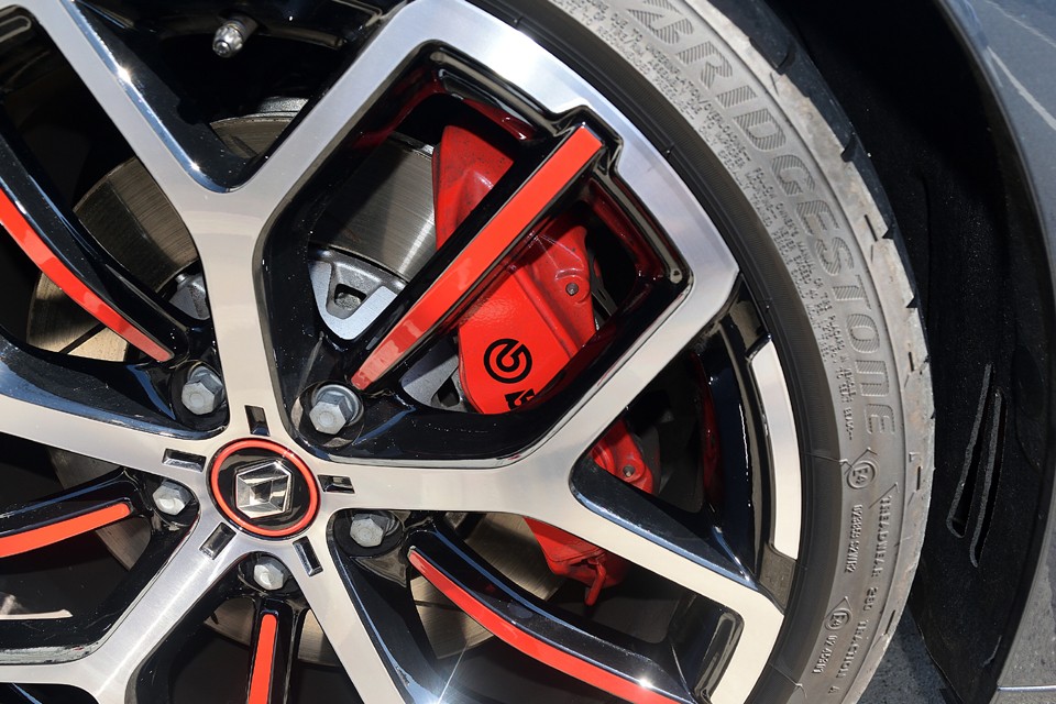 そして、これまた目を引くTROPHY専用に赤くペイントされたbrembo製キャリパーと、同じくTROPHY専用の鋳鉄製ベンチレーテッドディスクとの組み合わせでストッピングパワーも十分！